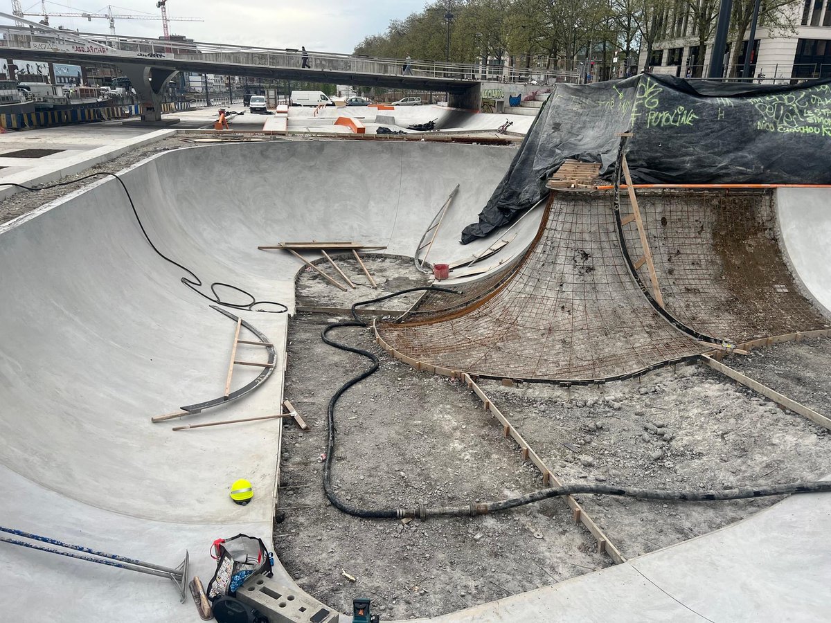 📸 La création du plus grand #bowl de Bruxelles pour le skatepark du quai des matériaux 🛹👷 Bouw van de grootste #bowl in Brussel op de Materialenkaai! 🛹👷 Merci (source) @BelirisInfo 😍