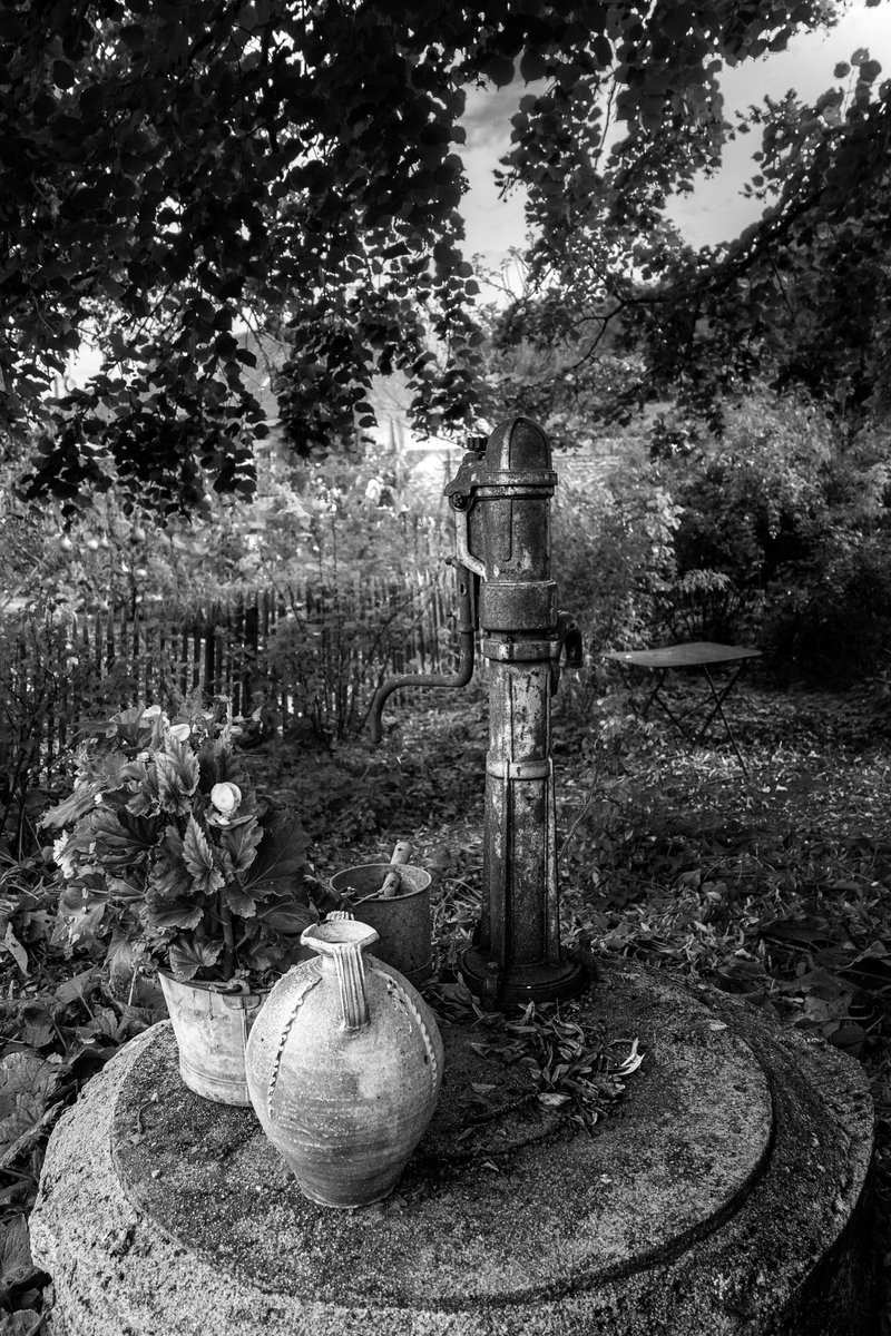 Check out this photo I have for sale of an antique garden water pump in Chedigny, France. 1-stuart-litoff.pixels.com/featured/antiq… #chedigny #France #garden #pump #waterpump #blackandwhitephotography #blackandwhite #monochrome #travel #travelphotography