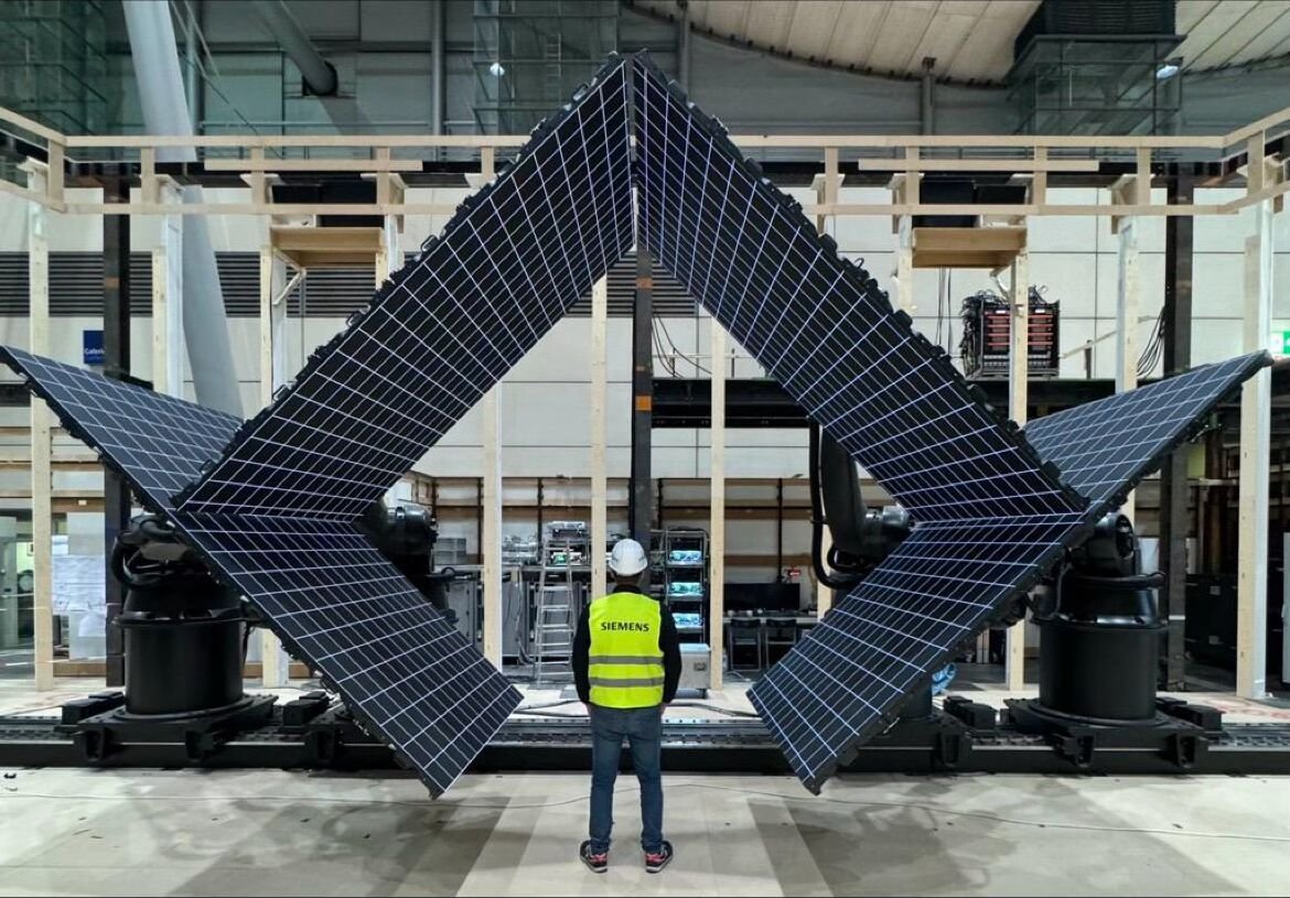 What do you see on the photo? 
Make a guess...

Stay tuned, if you can’t find out!

Even better - explore it from 04.22-26 @ #HM24

Complimentary tickets:
👉 sie.ag/4nYXqy
#siemensevents #teamsiemens
<a href="/Siemens/">Siemens</a>  <a href="/hannover_messe/">HANNOVER MESSE</a>
<a href="/AkwyZ/">Antonio Vieira Santos</a> <a href="/Kevin_ODonovan/">Kevin O'Donovan, I'm done here, see ye on Bluesky.</a> <a href="/fogoros/">Lucian Fogoros</a> <a href="/DirkSchaar/">Dirk Schaar</a>