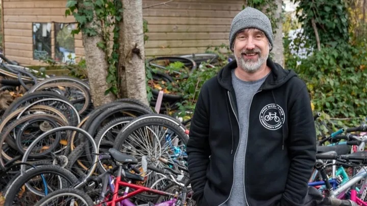 Mike ‘Puffa’ Jones — Meet the man who’s fixed over 3,000 bikes and donated them to children for free Also on the live blog: 'I was scared to death because I couldn't breathe for thirty seconds': Steff Cras opens up on Itzulia Basque crash road.cc/content/news/c…