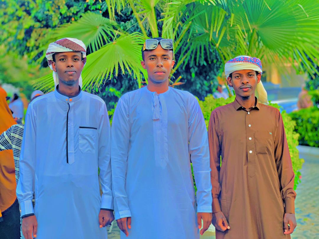 hamseshifo's tweet photo. Eid Moubarak Bonane cérémonie      ~~From my Home land DHULKII FANKA IYO FANANIINTA HARGEYSA CADDAY 💪 ❤ 

    Nin weyni waa ninki maalinta labaad ciida 😆

Zakaria Abdullahi 
Ismail Eid 
Cawil Axmed Maxamed 
Abdirasak Shamsudiin 
Khadar Ismail https://t.co/Om0Nd4HAvl