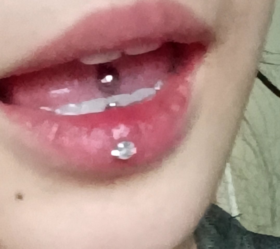 刚刚自己打了个唇钉，爽