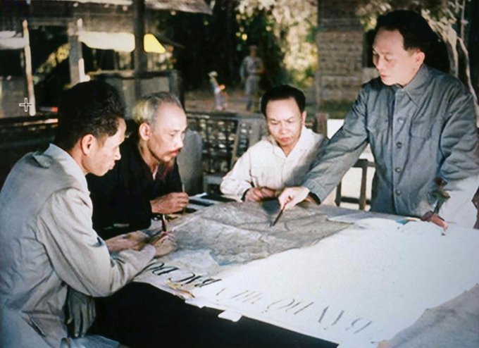 Vietnamese President Hồ Chí Minh and members of the Party Central Committee (from left to right: Phạm Văn Đồng, Trường Chinh, and General Võ Nguyên Giáp) convened to decide the opening of the 1953-1954 Winter-Spring Offensive and the Điện Biên Phủ Campaign. The meeting took place in Phú Đình Commune, Định Hóa District, Thái Nguyên Province, in 1953