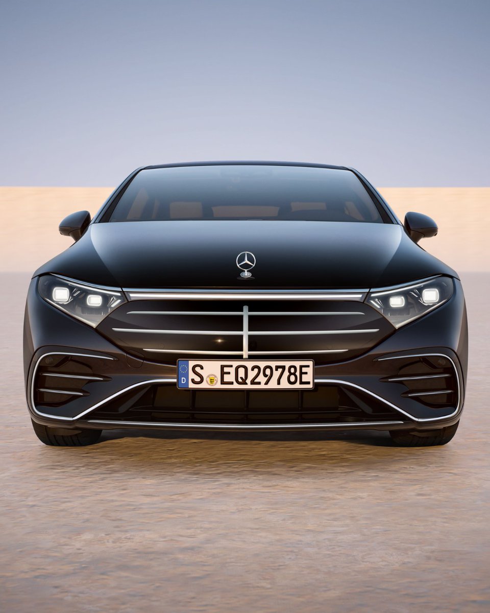 Całkowicie elektryczny EQS imponuje klasyczną elegancją. Wyróżniają go wyjątkowe chromowane elementy przedniego grilla i klasyczny emblemat gwiazdy Mercedes-Benz. Odkryj więcej: mb4.me/NEW_EQS_PL #MercedesBenz #Electric #EQS
