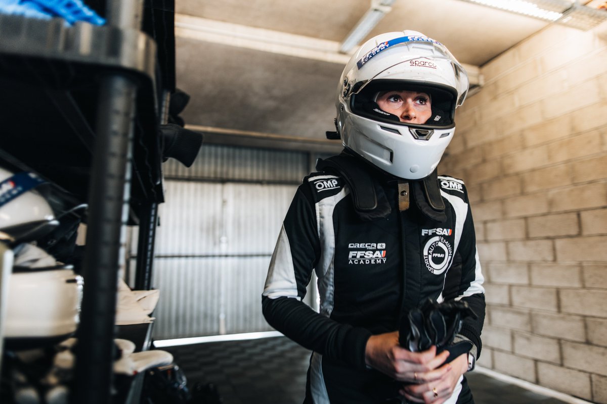 Première expérience en F4 pour nos ambassadrices #SportAutoFéminin ! 🚀 😍 Encadrées par la FFSA Academy au Mans, Alizée Pottier et Emma Chalvin ont réalisé leurs premiers tours de roue en monoplace. 📄- ffsa.info/3PSWcQL
