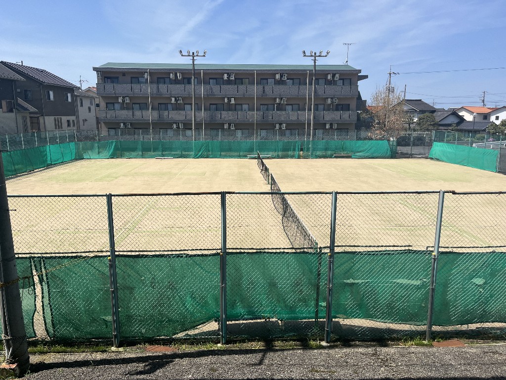 日本の安全保障政策について講演依頼があり昨日は島根県松江市に。会場からほど近くに #錦織圭 さんが育ったグリーンテニススクールがあり、思わず立ち寄りました。インドア1面、アウトドア2面の小ぢんまり。ここで小学生の錦織圭さんがプレー。感動しました。ドアにサインが。思わず写真撮りました。