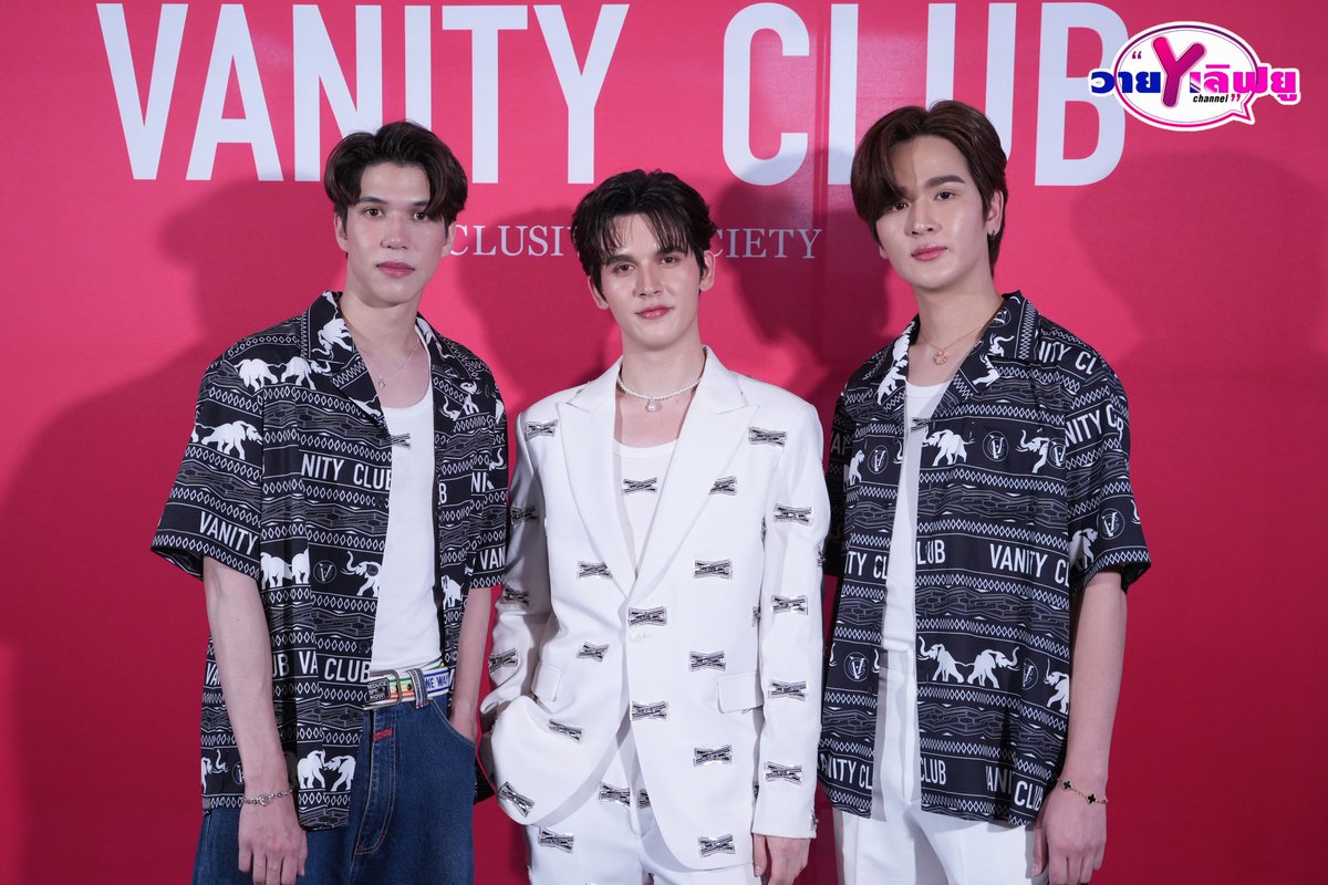 สองหนุ่ม 'ยุ่น ภูษณุ' และ 'เบน เบญจมินทร์' ร่วมแสดงความยินดีกับ #แบงค์มณฑป Creative Director ในงานแฟชั่นโชว์จากแบรนด์ VANITY CLUB XS ในงาน Vanity Club Mad Summer 2024 💥🌟 #Yoonpsn #BBen #ยุ่นภูษณุ #VanityClubXS #SiamCenter #VanityClubMadSummer2024