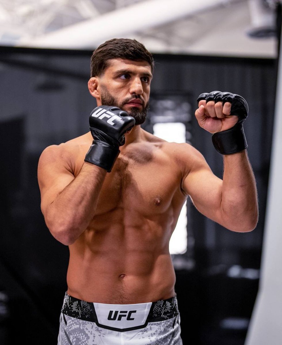 ArmFightZone's tweet photo. Arman Tsarukyan 🇦🇲 avec sa tenue pour l’UFC 300 ! 🔥

Comme d’habitude il affiche un physique monstrueux 🤯 https://t.co/HOdtOCe4sg