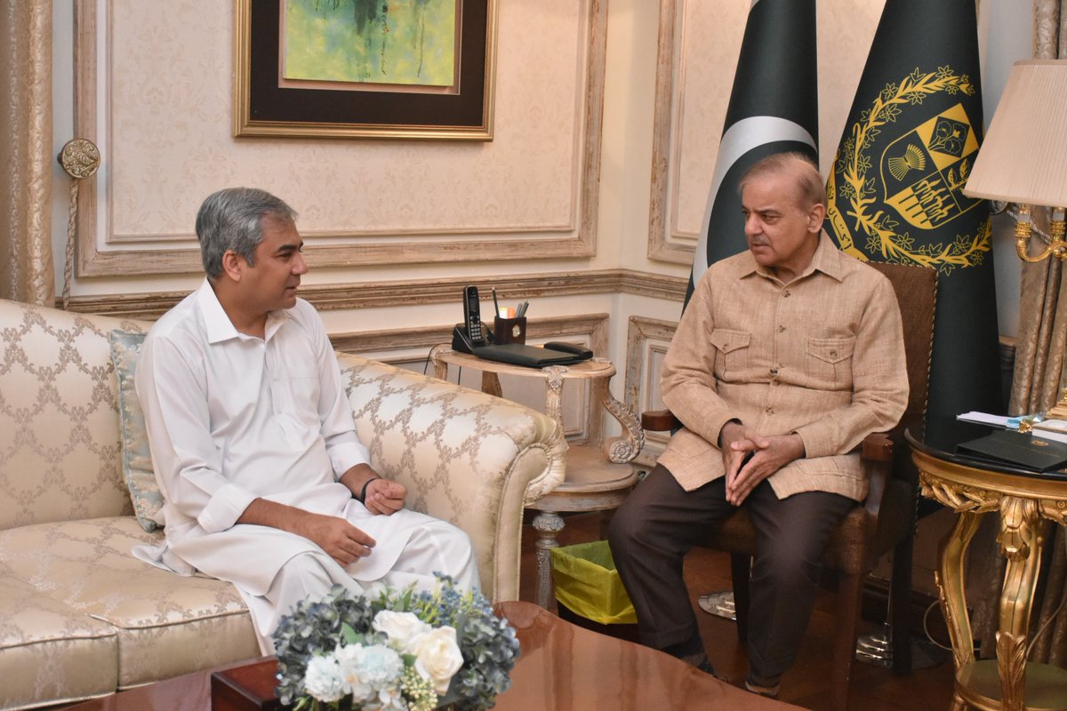 Lahore: Federal Minister for Interior and Narcotics Control Syed Mohsin Raza Naqvi calls on Prime Minister Muhammad Shehbaz Sharif. @CMShehbaz @MohsinnaqviC42