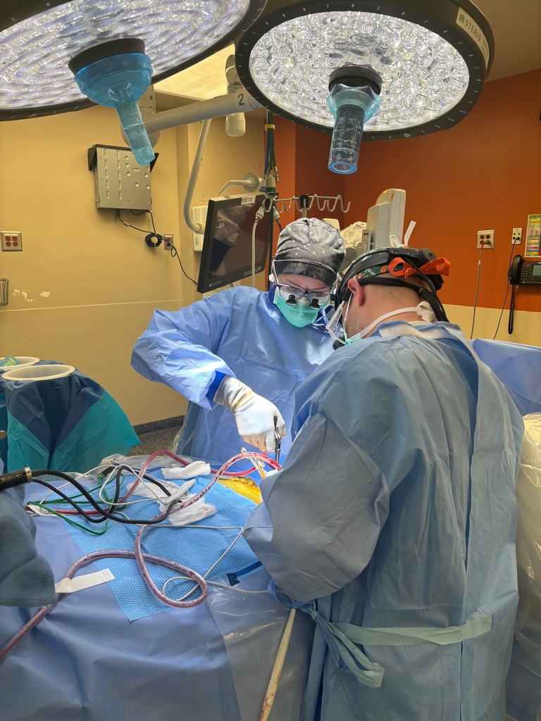Can you guess what Dr. Sarah Danehower, PGY-3, and Dr. David Freeman were listening to as they performed this posterior cervical laminectomy and fusion? If you guessed 90s Hip Hop, you are correct!🎵 #UofLNeurosurgery #Neurosurgery #OperatingRoom #MedTwitter @UofLHealth @UofL
