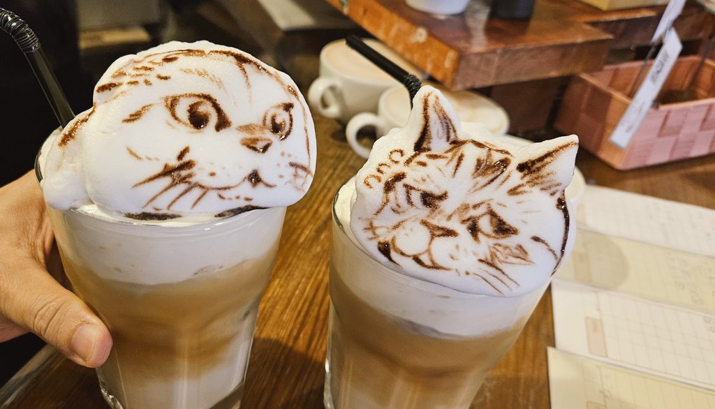 本日の暇カプチーノ、『猫ミーム』。