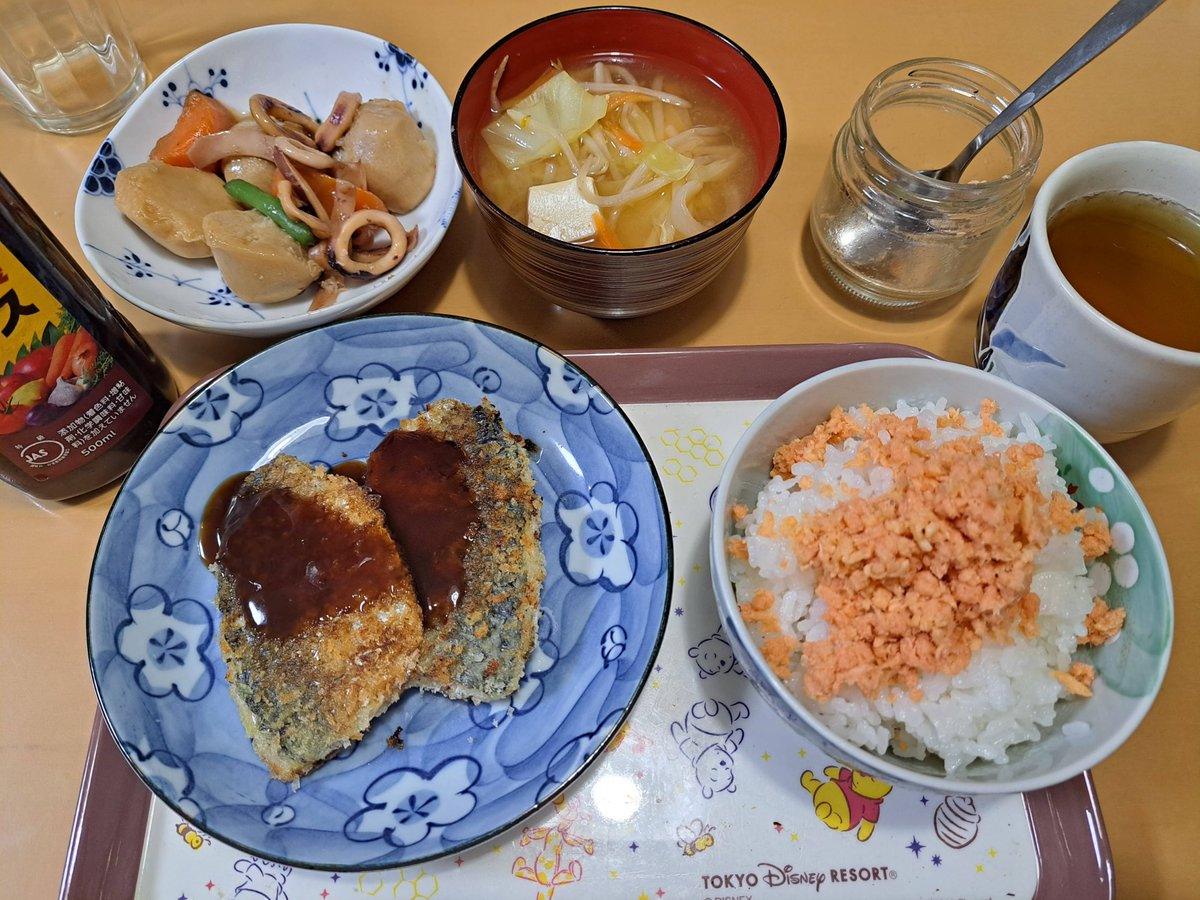 This is Monday's dinner. It is grilled horse mackerel with bread crumbs and boiled squid with boiled vegetables. I sprinkled the cooked salmon with white rice. #dinner #Japan #washoku #mackerel #squid
