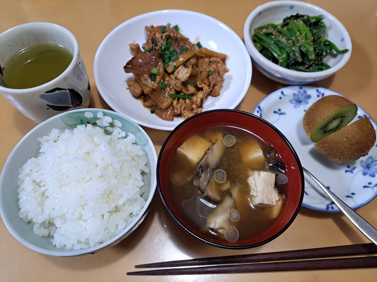This is Tuesday's dinner. It is pork stewed in miso, boiled spinach, miso soup with maitake mushrooms and kiwi. #dinner #Japan #washoku #miso #maitake