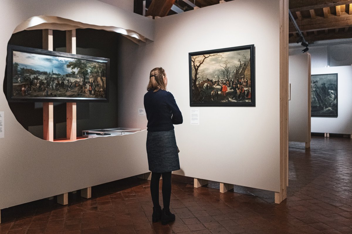 Twijfel je nog om de tentoonstelling 'De omgekeerde wereld van Adriaen van de Venne' te bezoeken? Luister dan eens naar deze podcast spotify.link/Mbf6cRQxzIb. Vanaf 41:00 hoor je het enthousiasme van Viorella over deze tentoonstelling. 
📷: Bezoekers gefotografeerd door <a href="/Violino/">Viorella Luciana</a> .