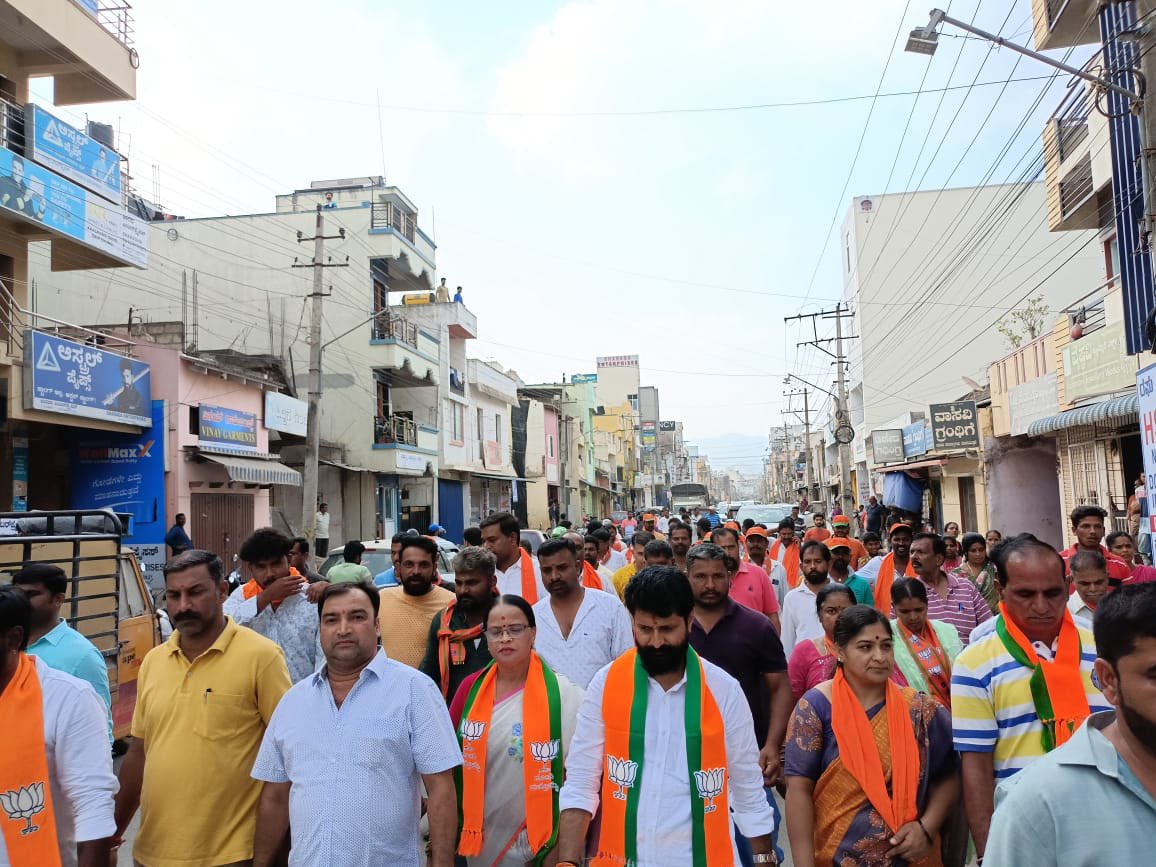 ಲೋಕಸಭಾ ಚುನಾವಣೆಯ ಹಿನ್ನಲೆಯಲ್ಲಿ ಇಂದು ಚಿಕ್ಕಮಗಳೂರು ನಗರದ ಮಾರ್ಕೆಟ್ ರಸ್ತೆಯ ಮೂಲಕ ಉಡುಪಿ - ಚಿಕ್ಕಮಗಳೂರು ಲೋಕಸಭೆಯ @BJP4India ಅಭ್ಯರ್ಥಿಯಾದ ಶ್ರೀ @KotasBJP ಯವರ ಪರವಾಗಿ ಮತಯಾಚಿಸಲಾಯಿತು. ಈ ಸಂದರ್ಭದಲ್ಲಿ ಚಿಕ್ಕಮಗಳೂರು ಬಿಜೆಪಿ ಜಿಲ್ಲಾಧ್ಯಕ್ಷರಾದ ಶ್ರೀ ದೇವರಾಜ್ ಶೆಟ್ಟಿ, ಪಕ್ಷದ ಹಿರಿಯರಾದ ಶ್ರೀ ಕೋಟೆ ರಂಗನಾಥ್, ಶ್ರೀ K P…