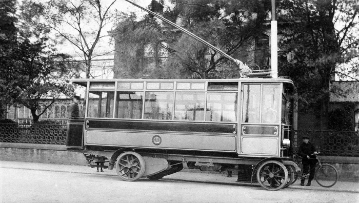 Dundee had the first trolley bus service in Scotland, running Sept 1912 to May 1914. It ran between Strathmartine Road and Forfar Road. They had no rails but needed overhead power cables. This one is outside 61 Clepington Road. Ref: GD/HEB/25/3 #ArchiveTravel #Archive30 #Dundee