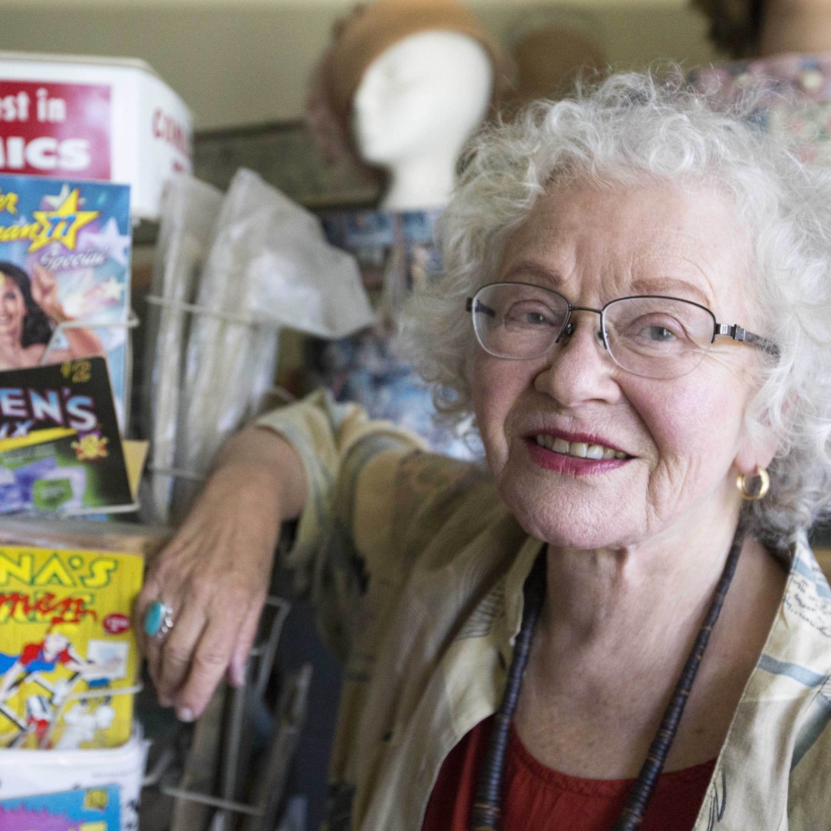 Addio ad una Leggenda dei Comics.
Ci ha lasciato, a 85 anni, #TrinaRobbins, fumettista e storica nota per essere stata la prima donna a disegnare Wonder Woman, e aver creato l'iconico costume di Vampirella, poi ritratto da Frank Frazetta sulla copertina del #1 del 1969.

#Fumetti