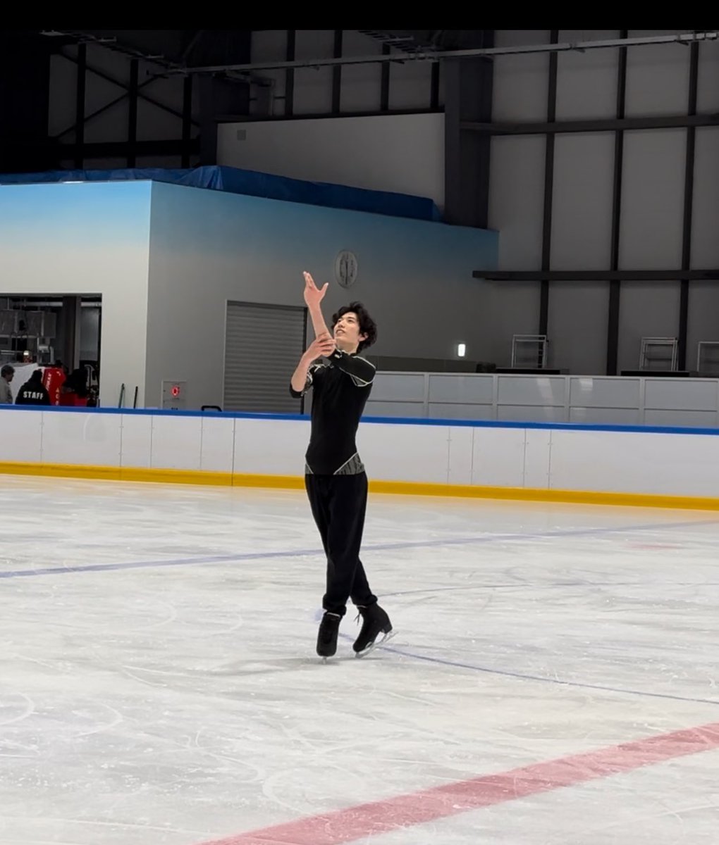 senamiyake2355's tweet photo. Misha Ge 先生にSPの振り付けしていただきました！
新しい自分を出せる様に仕上げていきたいです👍
#三宅星南
#MishaGe
＃新SP https://t.co/piAZhYceGd