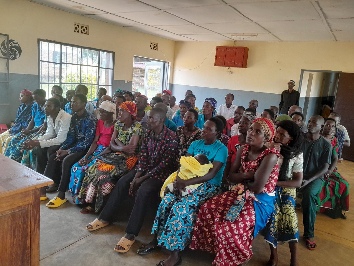 NtyazoS's tweet photo. Nonaha:
Umuyobozi ushinzwe abinjira n'abasohoka muri @NyanzaDistrict , ku bufatanye bw'Umurenge wa Ntyazo, arimo kwakira no gukemura ibibazo by'abaturarwanda badafite ibyangombwa, ndetse n'abadafite ubwenegihugu buzwi (stateless).@Erasmen https://t.co/YYRSJNwoie