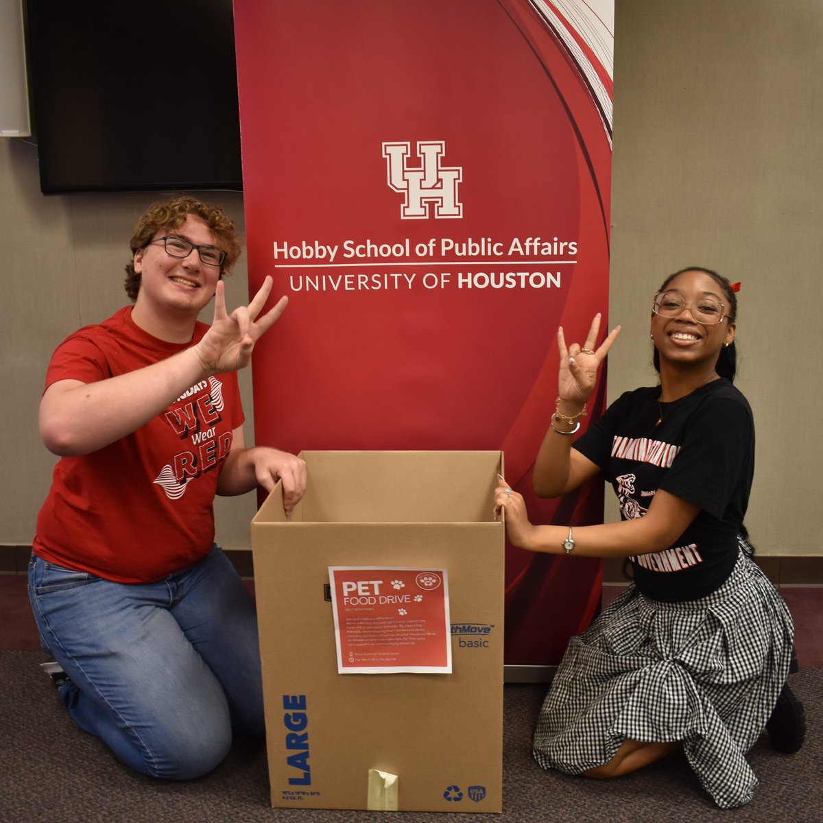 Donate cat and dog food for NextGen4Paws 🐶😸 through April 18, a donation drive sponsored by the Hobby School’s Next Generation Leadership Academy members. Donations benefit @InterfaithMin Animeals on Wheels. 📍Boxes 📦 are on the ground floor of the Bates Law building.