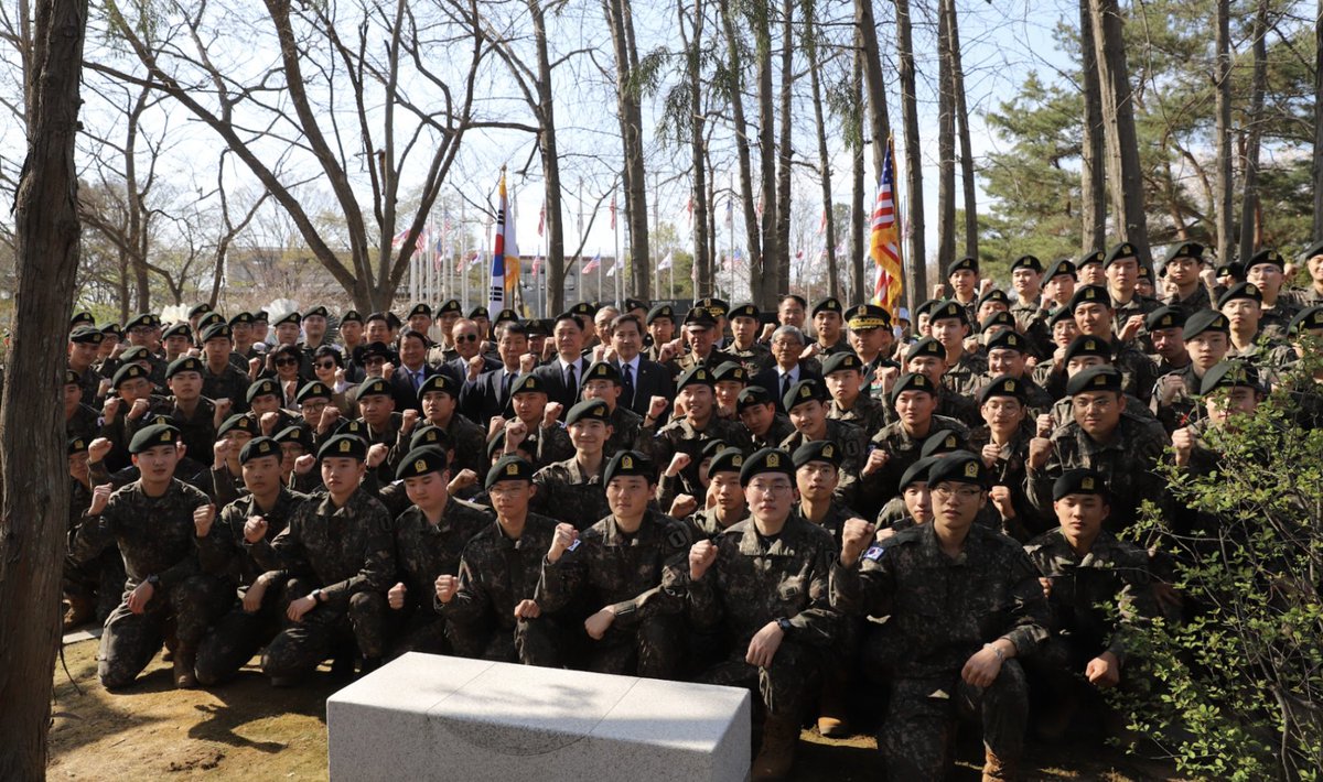 Honoring their sacrifice Yesterday, @EighthArmyKorea, along with Korea-US Alliance Foundation, KDVA and United Nations Peace Memorial Hall, honored Col. William Weber's & Maj. Gen. John Singlaub's selfless service & contributions to the 🇰🇷 ROK-US Alliance 🇺🇸. 📷 Chung, Hyonsuk