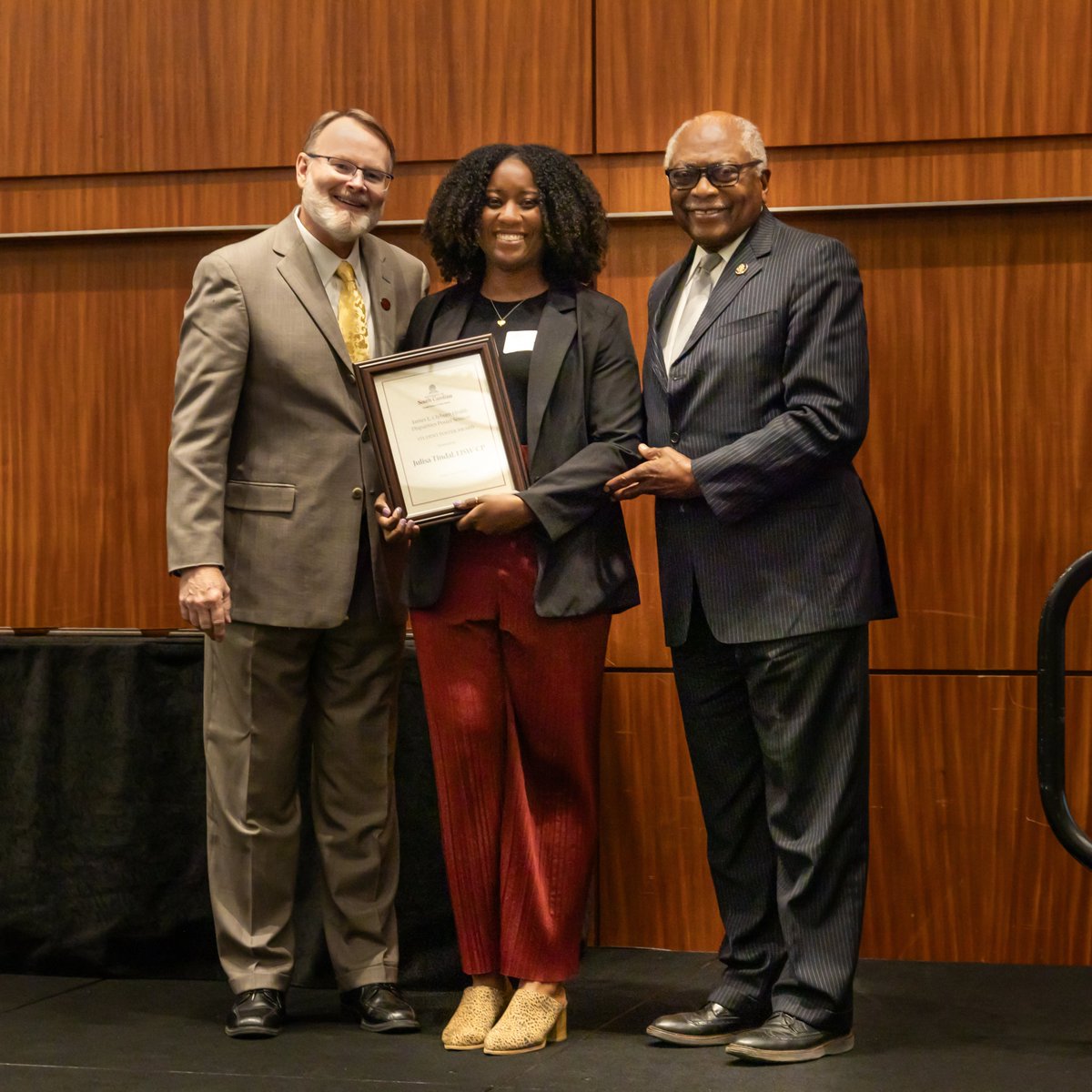 Our students exemplify the commitment to innovation in #socialwork education. Here's #PhD student @julisa_tindall with @RepJamesClyburn - a presentation winner at the Annual James E. Clyburn Health Disparities Lecture and a testament to our COSW #changemakers. 📸