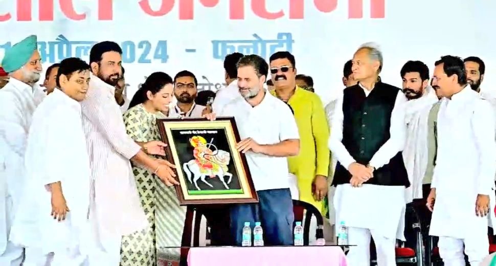 जोधपुर में कांग्रेस प्रत्याशी करण सिंह जी की सभा मे मंच पर राहुल गांधी जी को 'तेजाजी महाराज' की पोट्रेट देते हुए दिव्या मदेरणा जी 🙏