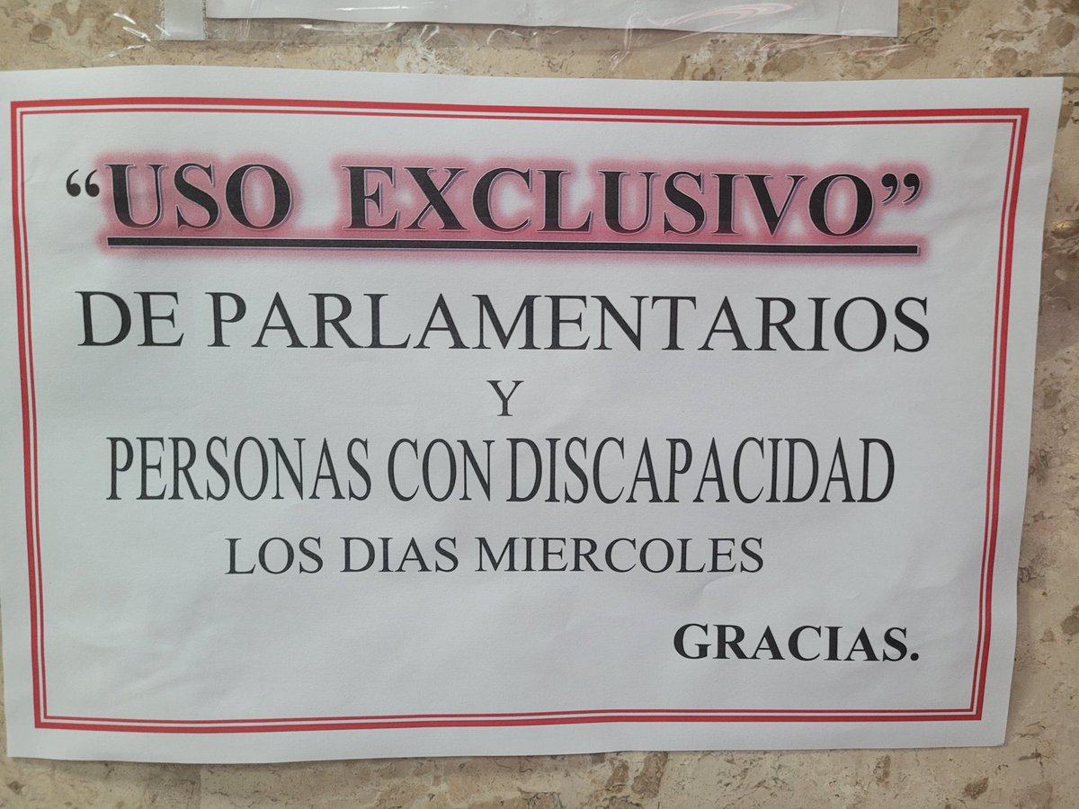 Ya me contaron que a varios legisladores les molesta cuando 'los comunes' subimos al ascensor y deben compartir espacio con el resto. En Diputados colocaron estos carteles advirtiendo del USO EXCLUSIVO, por ahora aplicable para los miércoles.