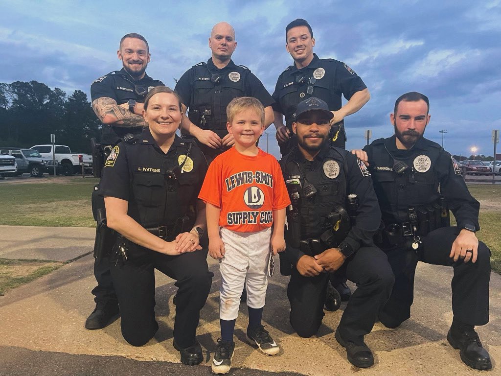 Dothan Police (@dothanpolice) on Twitter photo Lt Watkins and her squad were able to stop by and visit Paxton. Paxton plays at Westgate Park in the <a href="/dothannational/">Dothan National</a> league. Paxton’s father said he had a great time!
#playball #littleleague #dixieyouthbaseball Lt Watkins and her squad were able to stop by and visit Paxton. Paxton plays at Westgate Park in the <a href="/dothannational/">Dothan National</a> league. Paxton’s father said he had a great time!
#playball #littleleague #dixieyouthbaseball
