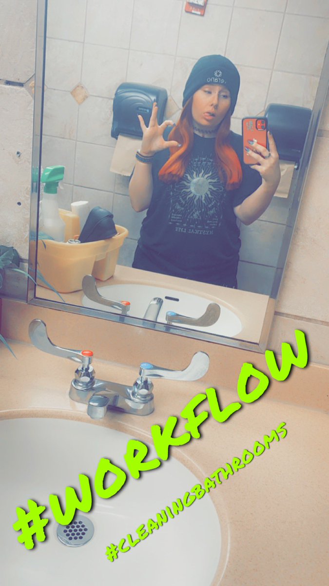 DOCMCPUFFINS420's tweet image. My usual #WorkflowSelfie✨
#wickidclownz #whoopwhoop #workinhardorhardlyworkin #wighairdontcare