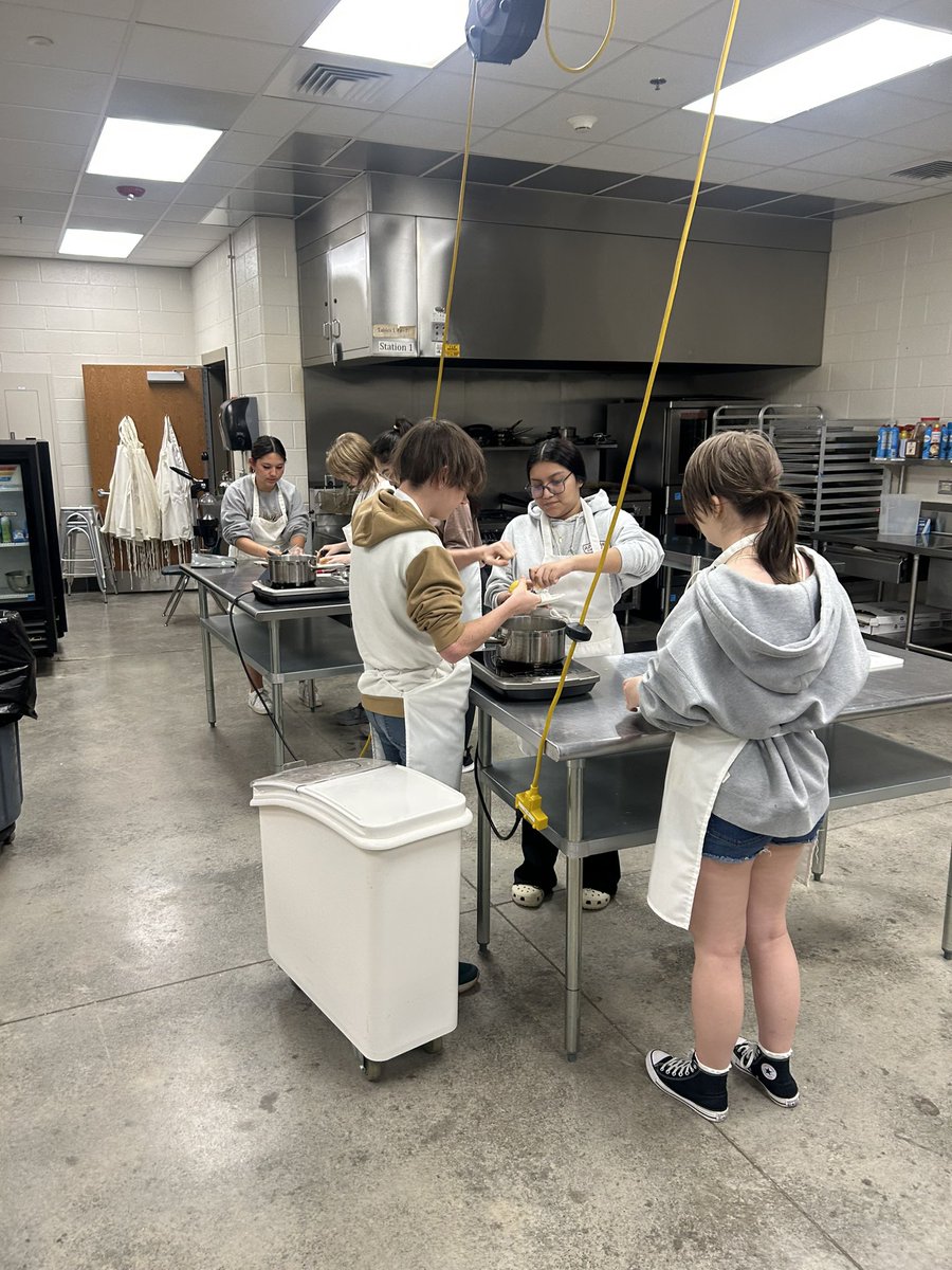 DawsonCulinary's tweet photo. Introduction to Culinary making some lemon curd.  Came so far in a few weeks. https://t.co/Vp2K7OUdVC