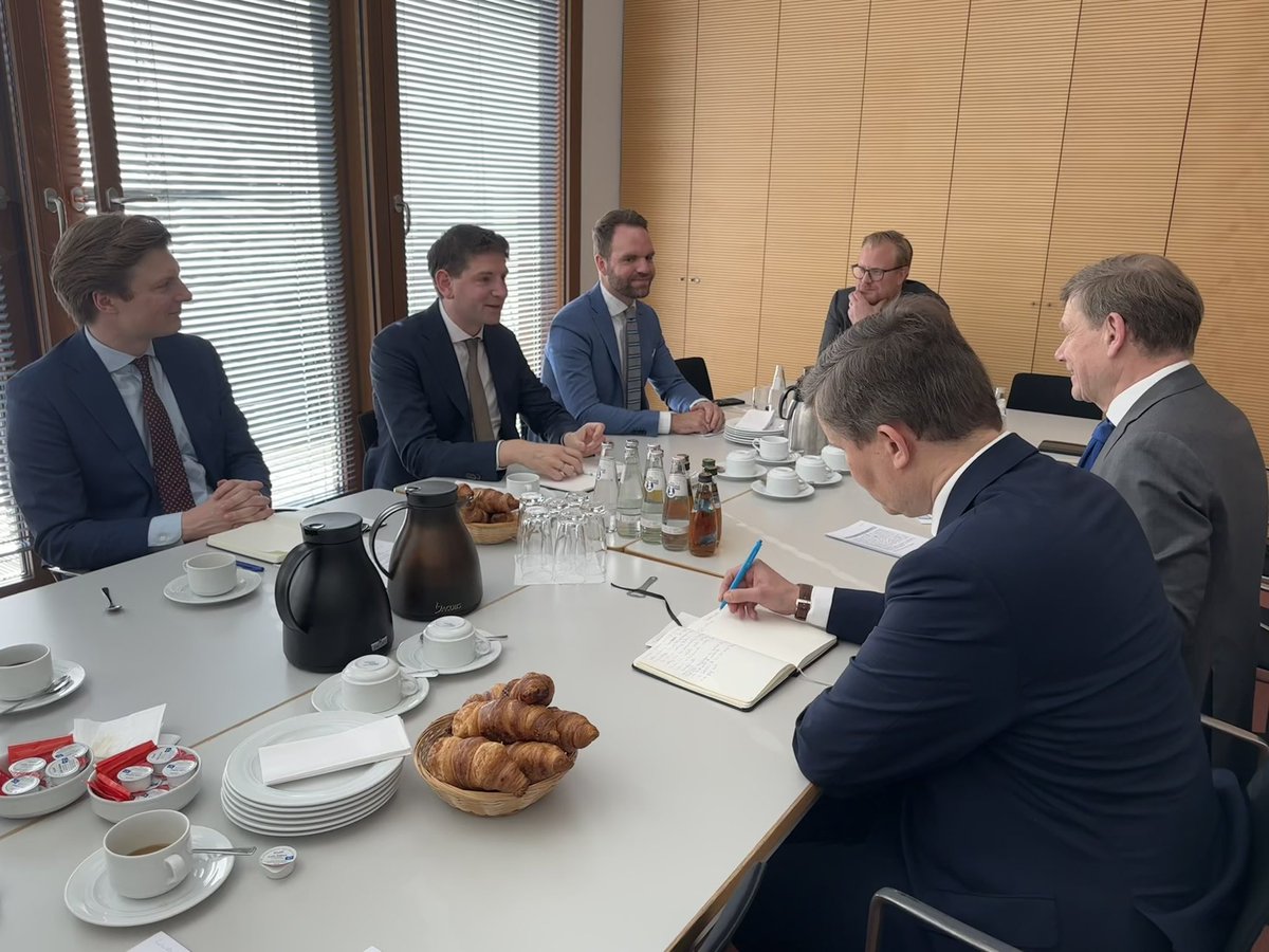 Morning meeting at the #Bundestag with colleagues from the Dutch parliament and the embassy, @NLinDeutschland 🇳🇱Thanks to @rubenbrekelmans, @jpaternotte, @Fendius and @DerkBoswijk for stopping by and discussing our joint politics with regard to #China. We are much stronger as a…