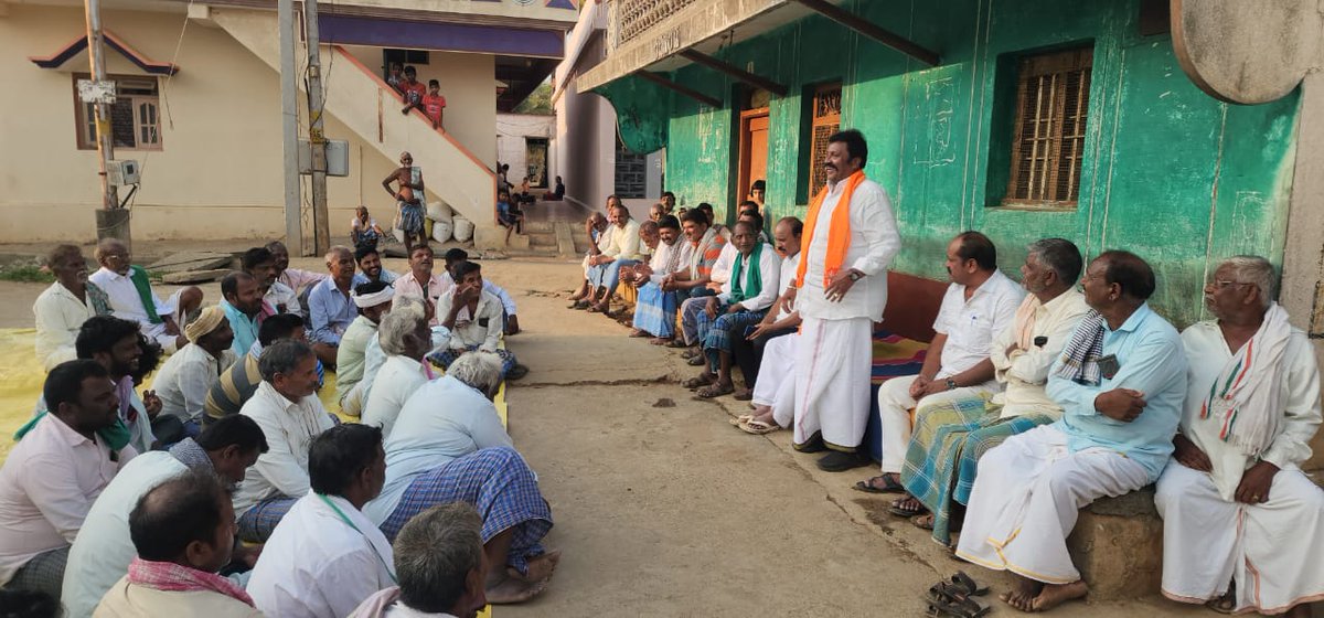 ಹಾವೇರಿ - ಗದಗ ಲೋಕಸಭಾ ಅಭ್ಯರ್ಥಿಗಳು ಹಾಗೂ ಮಾಜಿ ಮುಖ್ಯಮಂತ್ರಿಗಳಾದ ಶ್ರೀ @BSBommai ಅವರ ಪರ ಇಂದು ಚುನಾವಣಾ ಪ್ರಚಾರಕ್ಕಾಗಿ ಹಿರೇಕೆರೂರು ತಾಲೂಕು ಚಿಕ್ಕಯಡಚಿ ಗ್ರಾಮಕ್ಕೆ ಭೇಟಿ ನೀಡಿ, ಗ್ರಾಮಸ್ಥರನ್ನು ಉದ್ದೇಶಿಸಿ ಮಾತನಾಡಲಾಯಿತು. ಈ ಸಂದರ್ಭದಲ್ಲಿ ಪಕ್ಷದ ಮುಖಂಡರು, ಕಾರ್ಯಕರ್ತರು ಮತ್ತು ಸ್ಥಳೀಯರು ಪಾಲ್ಗೊಂಡಿದ್ದರು. #Hirekeruru