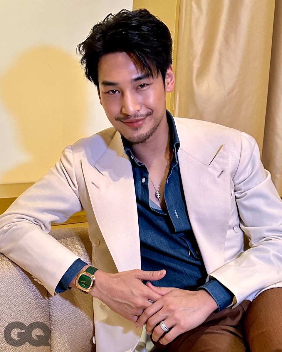 GQThailand's tweet photo. #GQWatches สไตล์ของ #อาโปณัฐวิญญ์ @Nnattawin1 Friend of Piaget คนแรกของเอเชียตะวันออกเฉียงใต้ ที่งาน #WatchesAndWonders2024 
.
อ่านบทความนาฬิกา -> https://t.co/aiwzkKLvpJ
.
#GQThailand
#Piaget @Piaget 
#ApoNattawin
#APOPiagetWWG2024
#PiagetSociety
#Piaget150
#MaisonOfExtraleganza https://t.co/MZy4EKlzlv