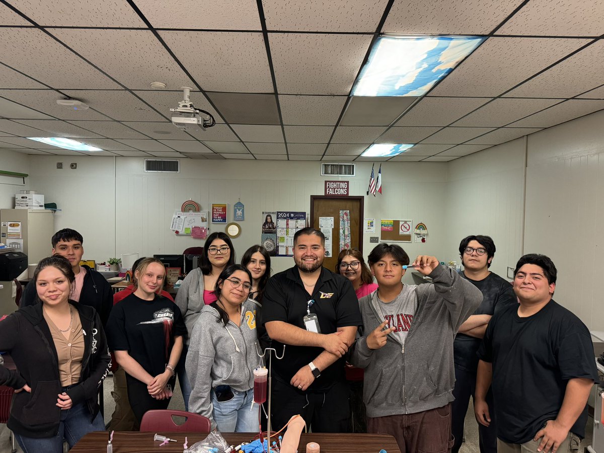 Congratulations to Anna and Damien from CCTA on accomplishing their first venipuncture! #CCTAPhlebotomyProgram   @CTELFCISD @PaulLeal8