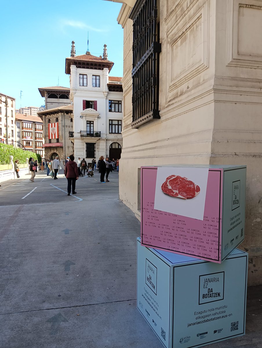 Atzo arratsaldean, <a href="/Atxuri_IGE/">Atxuri Eskolako IGE/AMPA</a> eta <a href="/ELIKA_Fundazioa/">ELIKA_Fundazioa</a> , jantokietako elikagai-soberakinak murrizteko eta kudeatzeko proiektu pilotua aurkezten diegu gurasoei, irakasleei eta ikastetxeko ikasleei. <a href="/zerodespilfarro/">elika.zerodespilfarro</a> #janariaezdabotatzen
@EkoGarapena