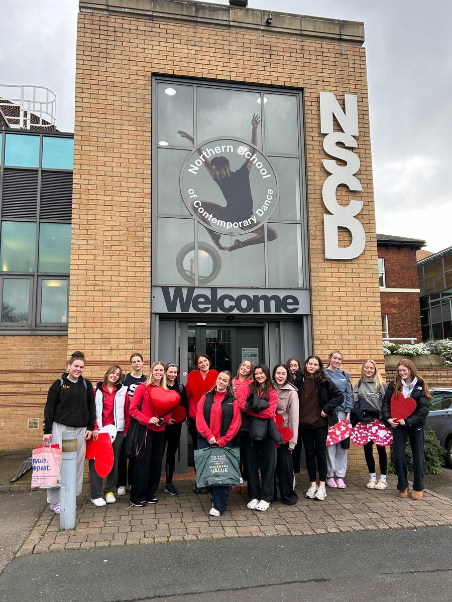 Good luck to our Vizavis dance troupe, who have arrived safely in Leeds to take part in @Sadlers_Wells #MakingMoves competition at @NorthernSchool - we know you'll do us proud 🎉🩰