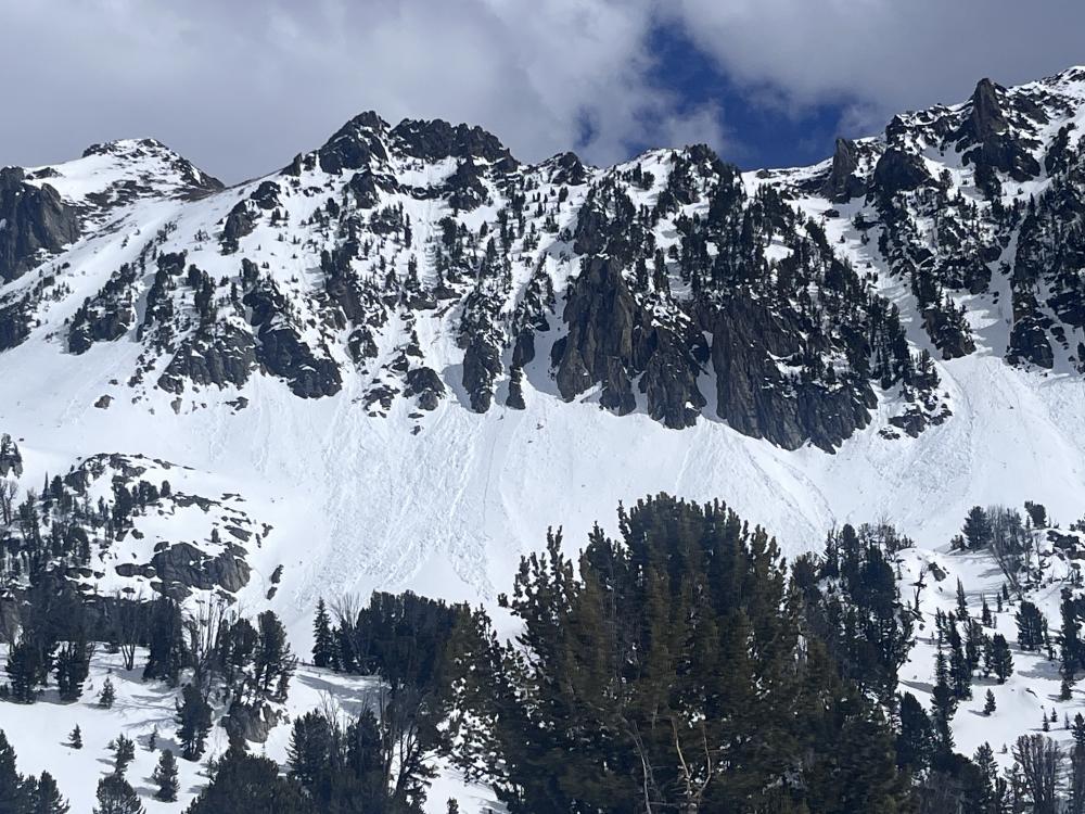 4/11 - mtavalanche.com/forecast Note increasing danger of wet snow avalanches as the upper 6' of the snowpack gets slushy or you see rollerballs and small avalanches. Wet avalanches will become likely and the danger will rise to CONSIDERABLE 📸Wet snow in Beehive. Z. Peterson