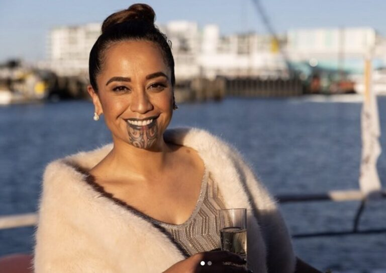 Māori, the indigenous Polynesian people of #NewZealand, regard moko kauae tattoo to symbolize a woman’s familial connections, leadership within her community, and honor her lineage, status, and capabilities. -2/2
#beautiful #tattoo