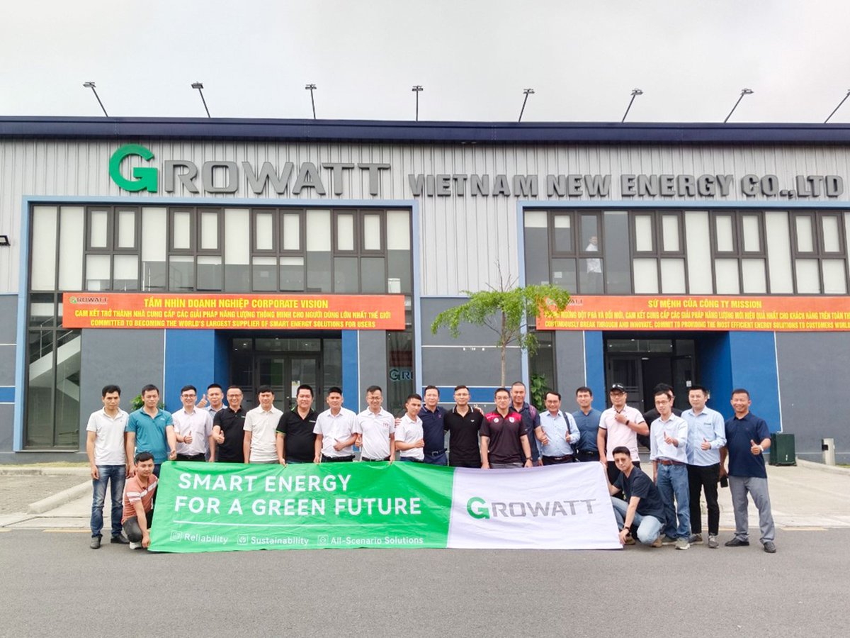 We are thrilled to share highlights from #Growatt's recent roadshow with our partners in #Vietnam, solidifying our bond and shared vision for solar power! 🇻🇳 A special highlight was the factory visit, where our clients witnessed firsthand our manufacturing processes and quality.