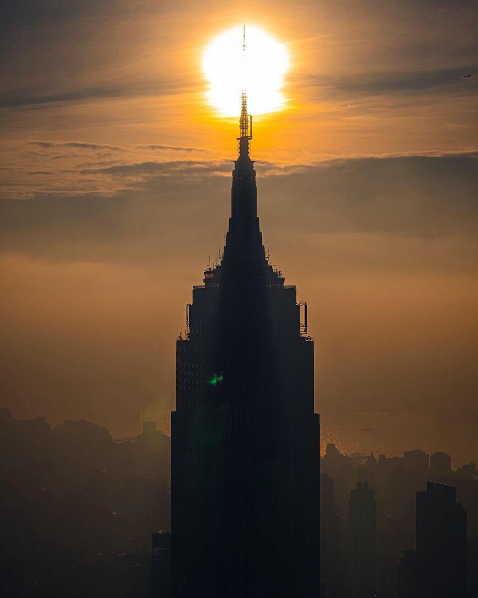 The Starbucks Sunrise Experience is back at ESB! Get tickets here: esbo.nyc/sws 📷: dbarrera1975/IG