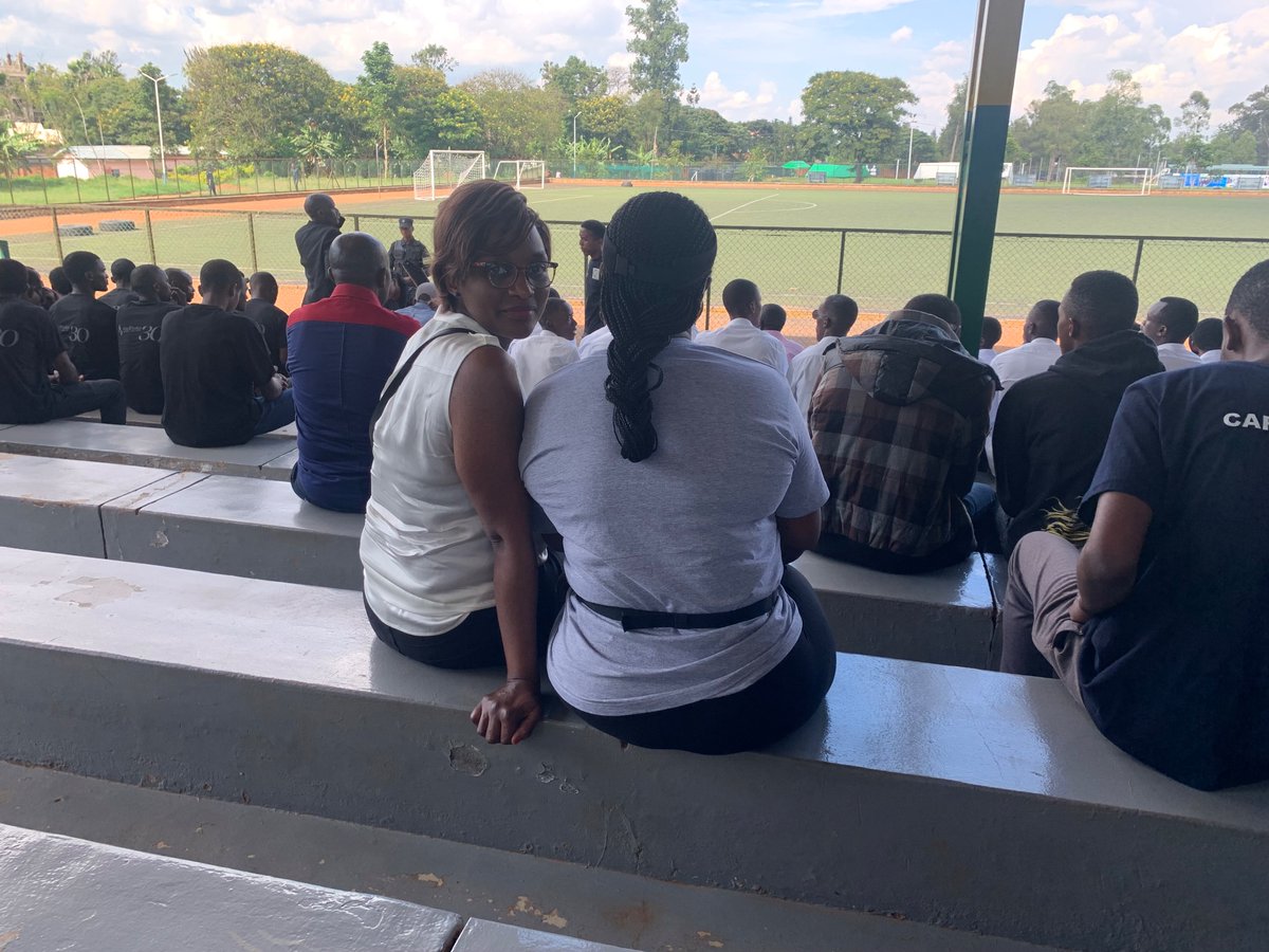 🇷🇼 Avec Yolanda Ngulinzira🤎 au petit stade de l’#ETO Kicukiro, prêtes pour la marche en mémoire des plus de 2000 Tutsi massacrés à #NyanzaYaKicukiro pendant le génocide des Tutsi du #Rwanda. #11Avril1994 #WalkToRemember🚶🏾‍♀️🚶🏾‍♀️🚶🏾‍♀️ #Kwibuka30🕯️ cc @Zaha_Boo #RwOT🇷🇼