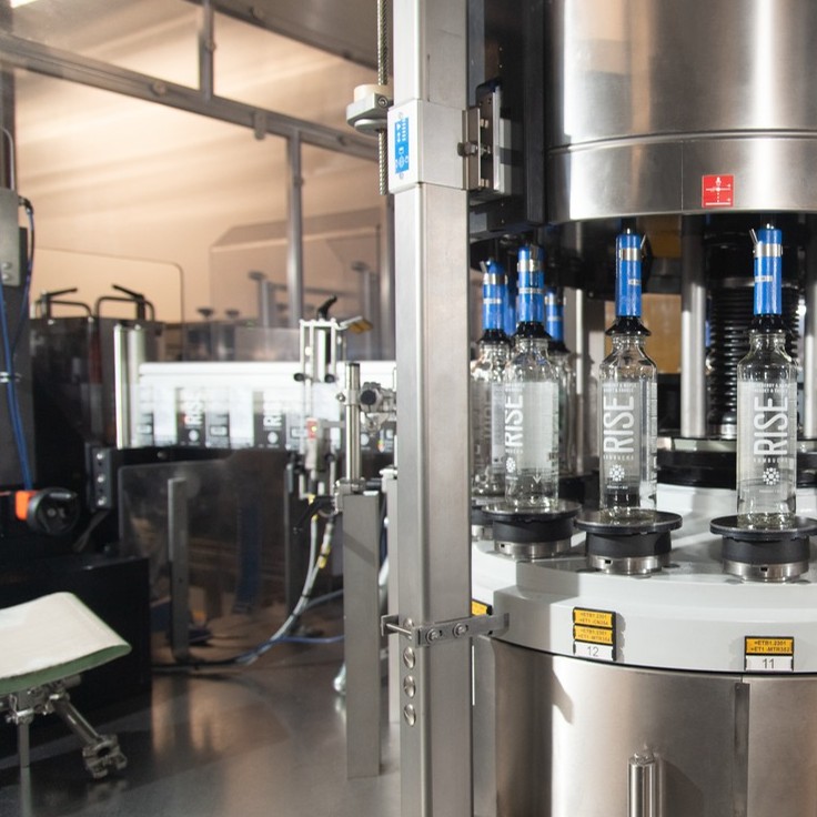 KronesAG's tweet photo. When it comes to decorating containers with self-adhesive reel-fed labels, the #Autocol has been setting the benchmark for many years now.πΎ
This machine has been designed as rotary machine and is equipped with a precisely operating label applicator.π·οΈ
#Krones #KronesAG https://t.co/3sLY1DoD9i