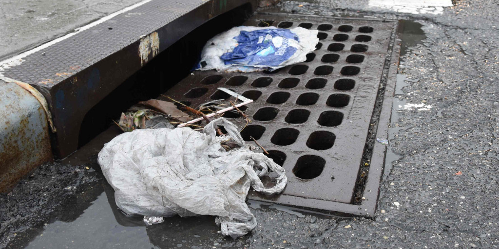 Rain is in the forecast this week, so it's time to channel your neighborhood hero energy and check in on your local catch basins. Ensuring they are clear of debris can help prevent flooding! Need help? File a report here: on.nyc.gov/2J74we4, and we'll dispatch a crew.