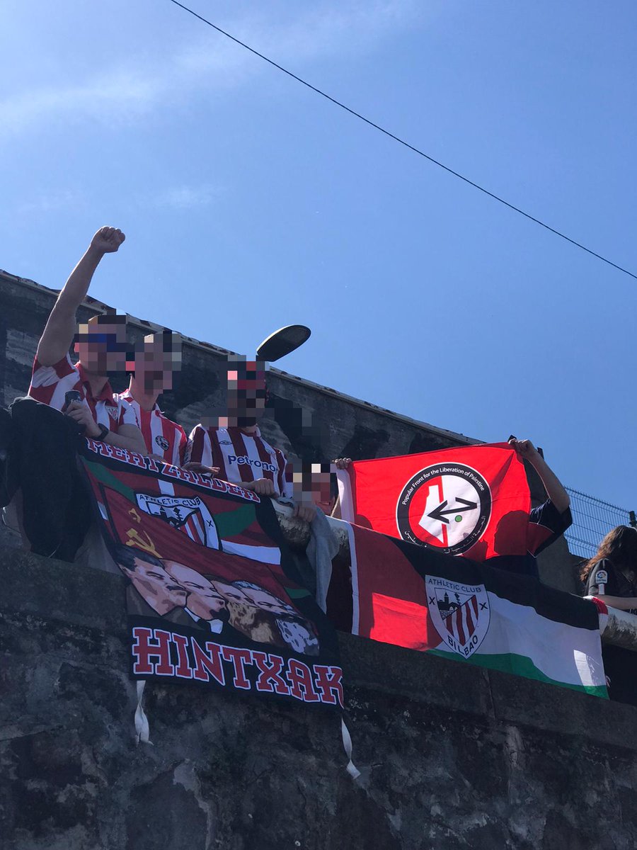 #Bilbao Waiting for the Gabarra, Athletic Club fans are supporting Gaza. Long live the Palestinian Resistance! 🥰🥰