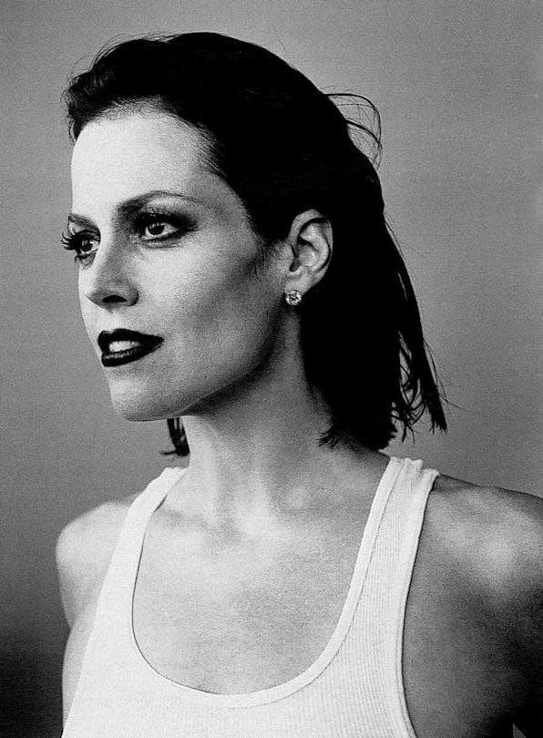 She doesn't look like Sigourney Weaver, nice try losers, stop defending s***** art that makes women look like men for the sake of an ESG score