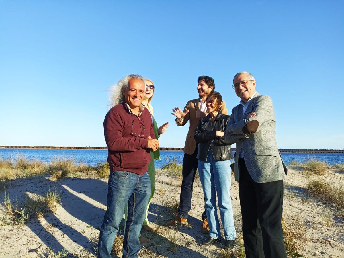 .@Moran_Fernandez visita las salinas de #Marchamalo para conocer el estado del proyecto. “Regeneramos espacios litorales y la biodiversidad del #MarMenor con actividades que proporcionan servicios ecosistémicos a la sociedad y fortalecen el litoral frente al cambio climático.”