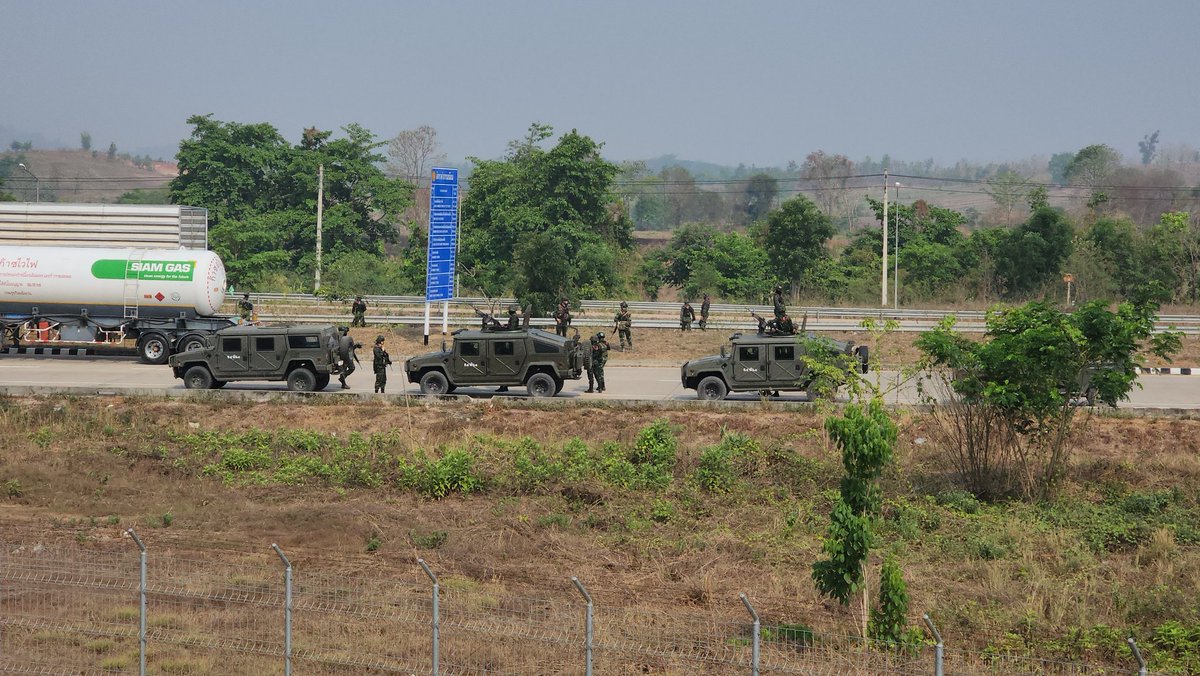🇲🇲 | La resistencia anti golpista en Myanmar logró expulsar a unos 200 militares hacia Tailandia después de un asalto prolongado en la ciudad fronteriza de Myawaddy. Esta victoria marca otra derrota para el gobierno militar, que ha estado luchando contra insurgencias en varios…