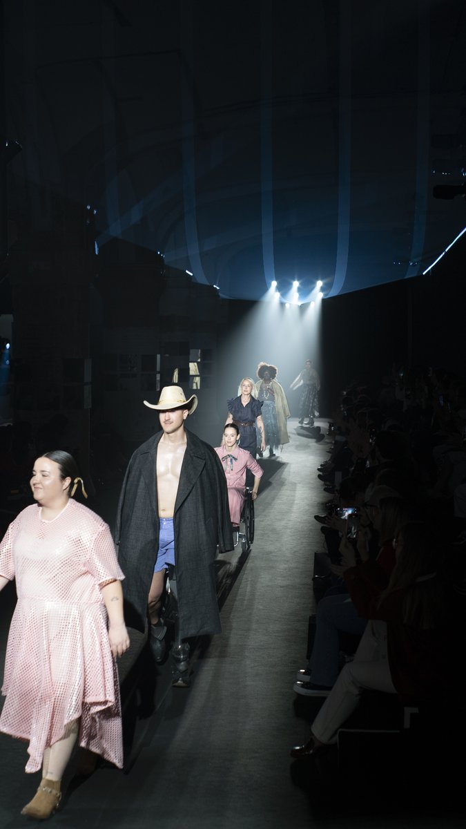 La @080_bcn_fashion ha acollit per segon any l’única desfilada de moda inclusiva de l’Estat amb la passarel·la de Free Form Style, pionera en moda adaptada a persones amb diversitat funcional. 👉 Forma part de les mesures recollides dins el Pla contra la pressió estètica