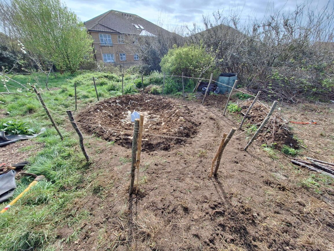 Our #DiscoveringDewponds team have been working with <a href="/G_hollingdean/">growing_hollingdean</a> to create a small #gardenpond in the orchard of Hollingdean Park, as part of the #NeighbourhoodWildlifeCorridor network!

Construction is now complete; once rain fills it, #wildlife can start moving in!